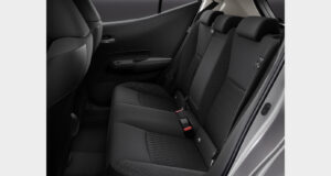 新型アクアの後部座席